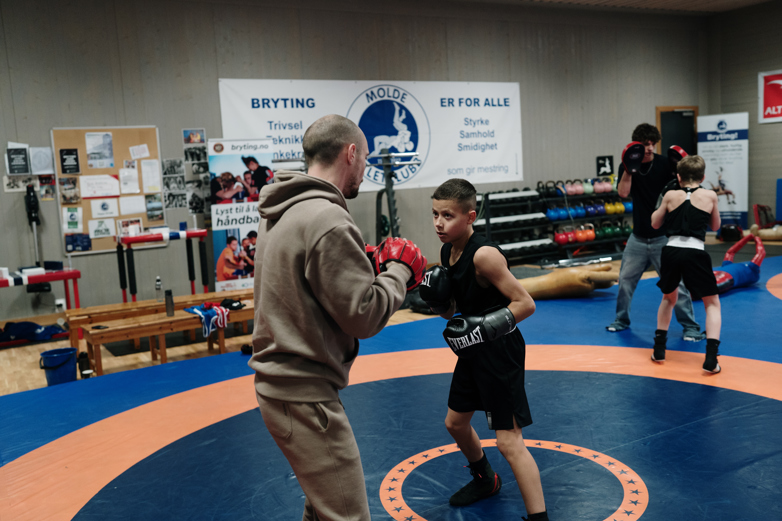 Eimantas (t.v) gjorde sin debut i bokseringen i dag, men først hjalp han til som trener under diplomstevnet. Her på puter med Oskar